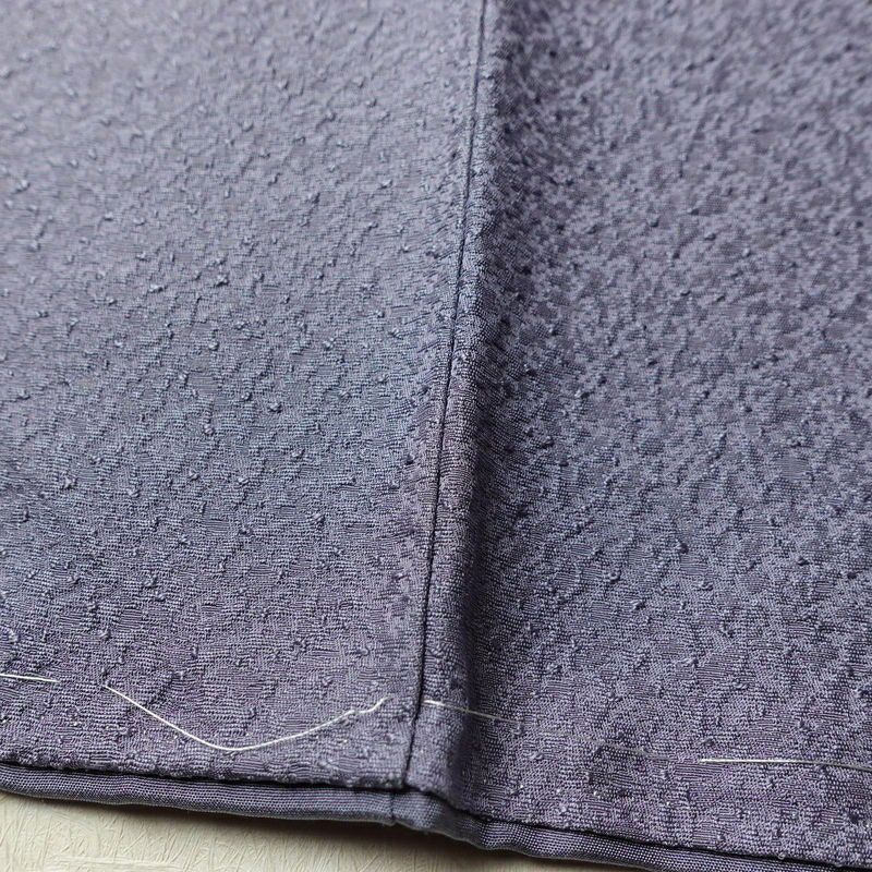 色無地 良品 しつけ糸付き 一つ紋付き 正絹 無地 袷仕立て 身丈162cm 裄丈66.5cm 紫・藤色_画像10