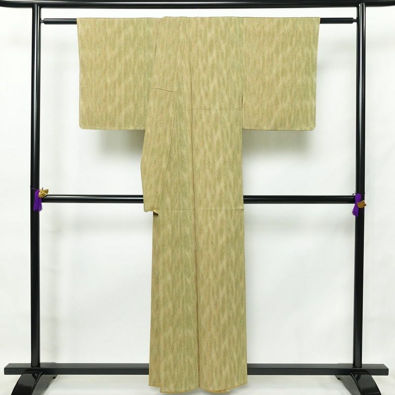 小紋 良品 縮緬 しつけ糸付き 総柄 正絹 木の葉・植物柄 袷仕立て 身丈157.5cm 裄丈65.5cm 緑・うぐいす色_画像2