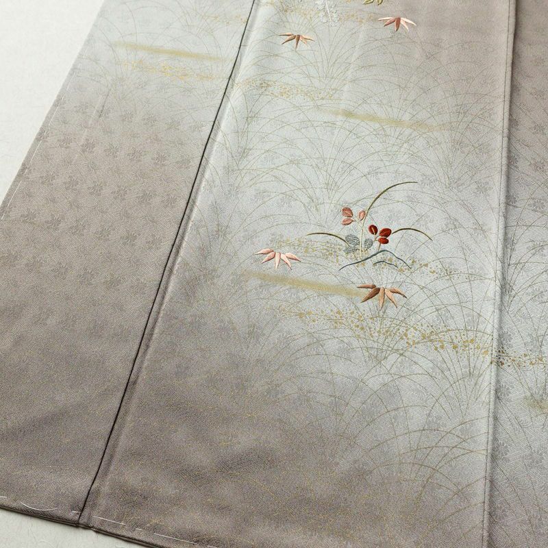 付け下げ 美品 しつけ糸付き 綸子 一つ紋付き 正絹 木の葉・植物柄 袷仕立て 身丈161.5cm 裄丈64.5cm 箔 刺繍 グレー_画像4