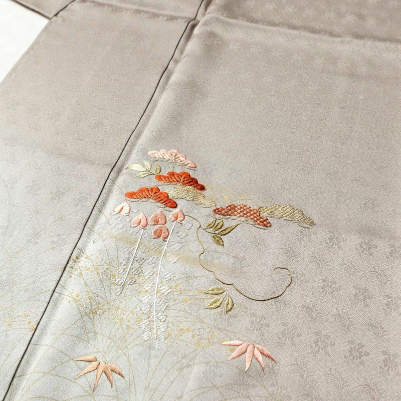 付け下げ 美品 しつけ糸付き 綸子 一つ紋付き 正絹 木の葉・植物柄 袷仕立て 身丈161.5cm 裄丈64.5cm 箔 刺繍 グレー_画像5