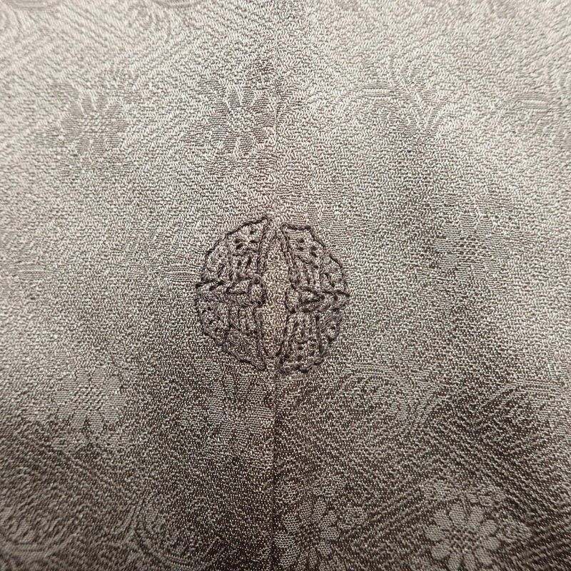 付け下げ 美品 しつけ糸付き 綸子 一つ紋付き 正絹 木の葉・植物柄 袷仕立て 身丈161.5cm 裄丈64.5cm 箔 刺繍 グレー_画像11