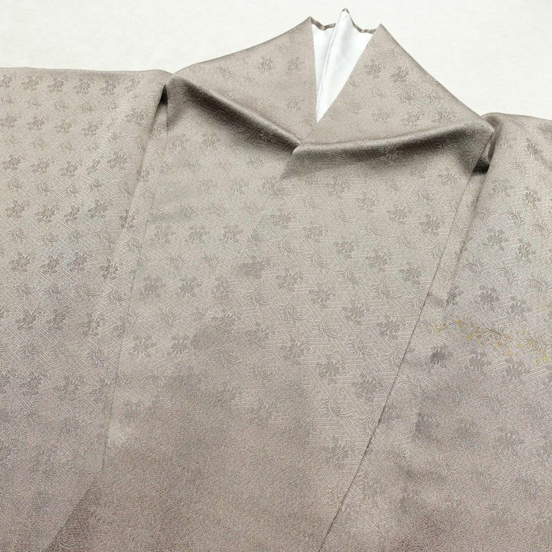 付け下げ 美品 しつけ糸付き 綸子 一つ紋付き 正絹 木の葉・植物柄 袷仕立て 身丈161.5cm 裄丈64.5cm 箔 刺繍 グレー_画像15