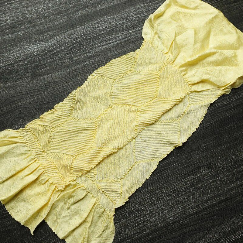 帯揚げ 良品 絞り 正絹 亀甲柄 黄・黄土色_画像2