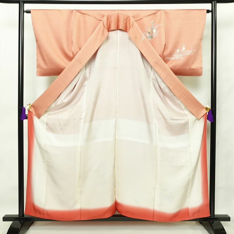 訪問着 しつけ糸付き 金駒刺繍 正絹 古典柄 袷仕立て 身丈158.5cm 裄丈65cm 箔 金彩 着物 ピンク サーモンピンク_画像3