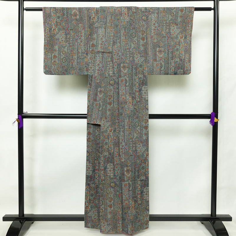 小紋 良品 縮緬 総柄 正絹 幾何学柄・抽象柄 袷仕立て 身丈159cm 裄丈65cm 着物 緑・うぐいす色_画像2