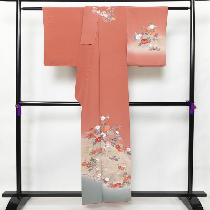 訪問着 縮緬 一つ紋付き 正絹 花柄 袷仕立て 身丈155cm 裄丈65cm 箔 金彩 フォーマル 着物 菊 撫子 紅梅色 ピンク_画像2