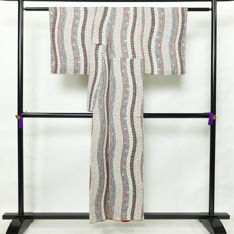 小紋 美品 ふくれ織 総柄 正絹 縞柄・線柄 袷仕立て 身丈152.5cm 裄丈64.5cm 一部しつけ糸付き 金彩 着物 古典柄 多色使い_画像2