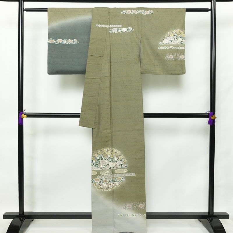 訪問着 良品 三猿 紬地 正絹 花柄 袷仕立て 身丈162.5cm 裄丈66cm 箔 一部しつけ糸付き 金彩 緑・うぐいす色_画像2
