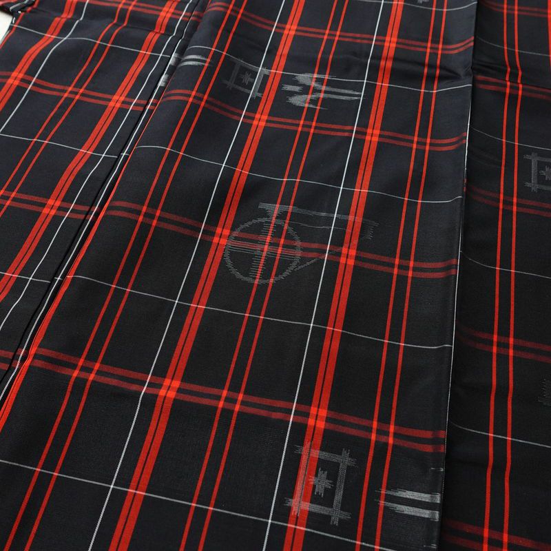 大島紬 良品 しつけ糸付き 正絹 チェック・格子柄 袷仕立て 身丈156cm 裄丈62.5cm 黒_画像5