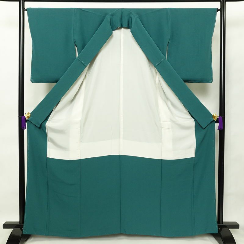 色無地 しつけ糸付き 縮緬 一つ紋付き 正絹 無地 袷仕立て 身丈163.5cm 裄丈66.5cm 共八掛 緑・うぐいす色_画像3