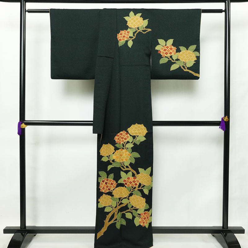 付け下げ 金駒刺繍 一つ紋付き 正絹 花柄 袷仕立て 身丈163cm 裄丈67cm 紫陽花 刺繍 緑・うぐいす色_画像2