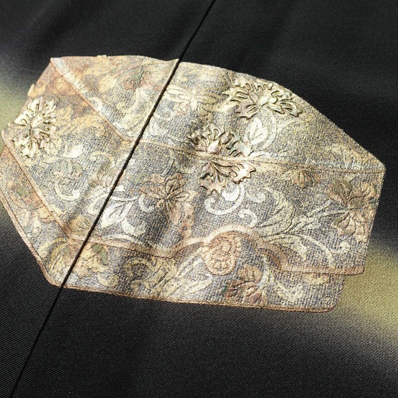 黒留袖 美品 五つ紋付き 桃山蒔絵 落款入り しつけ糸付き 縮緬 正絹 古典柄 袷仕立て 身丈170.5cm 裄丈70.5cm 箔 金彩 黒_画像5