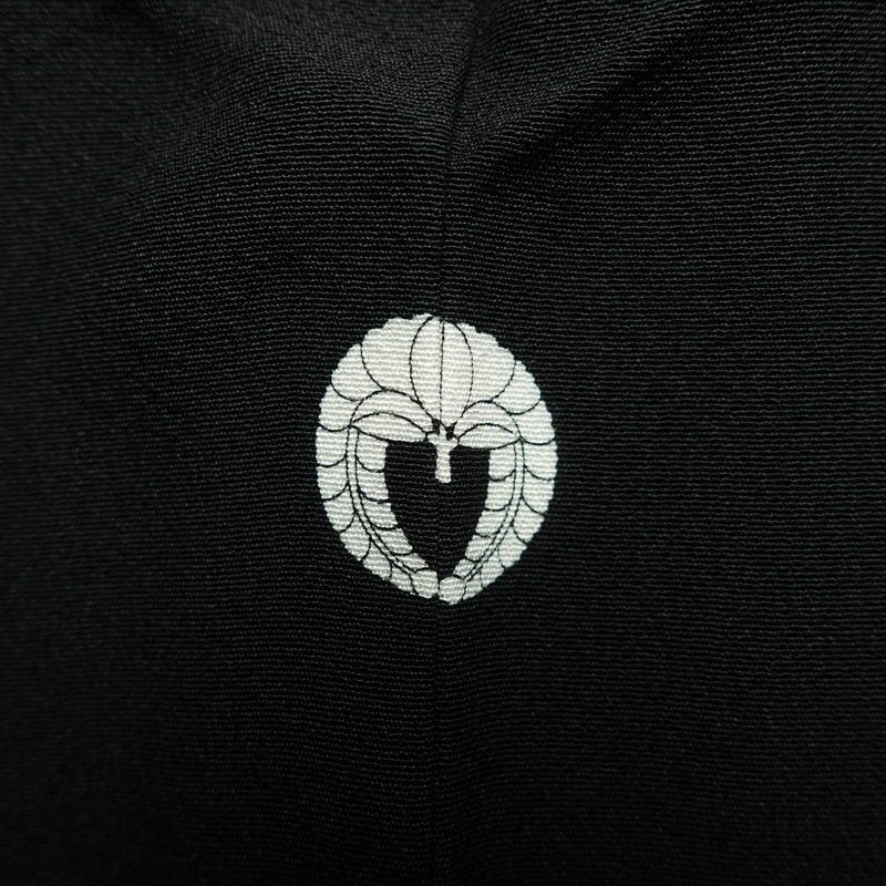 黒留袖 美品 五つ紋付き 桃山蒔絵 落款入り しつけ糸付き 縮緬 正絹 古典柄 袷仕立て 身丈170.5cm 裄丈70.5cm 箔 金彩 黒_画像11