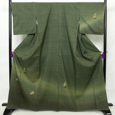 付け下げ 紬地 落款入り しつけ糸付き 正絹 その他の柄 袷仕立て 身丈166cm 裄丈70cm 箔 緑・うぐいす色