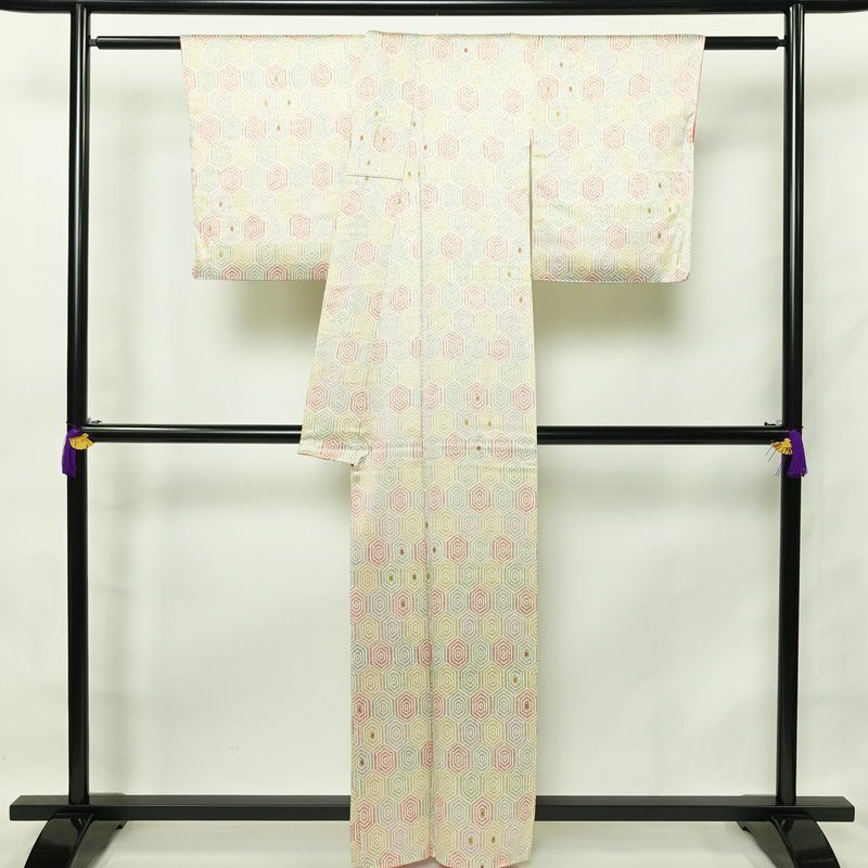 小紋 正絹 亀甲柄 袷仕立て 身丈160cm 裄丈64.5cm 箔 多色使い_画像2