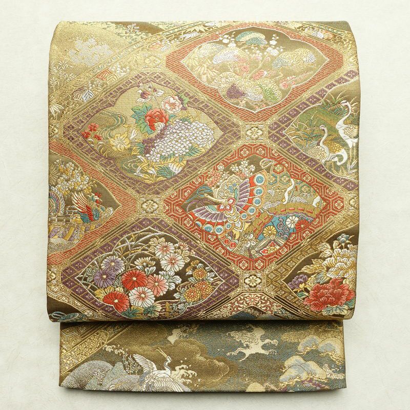 金箔の煌めきに古典織柄模様が浮き立つ正絹袋帯です