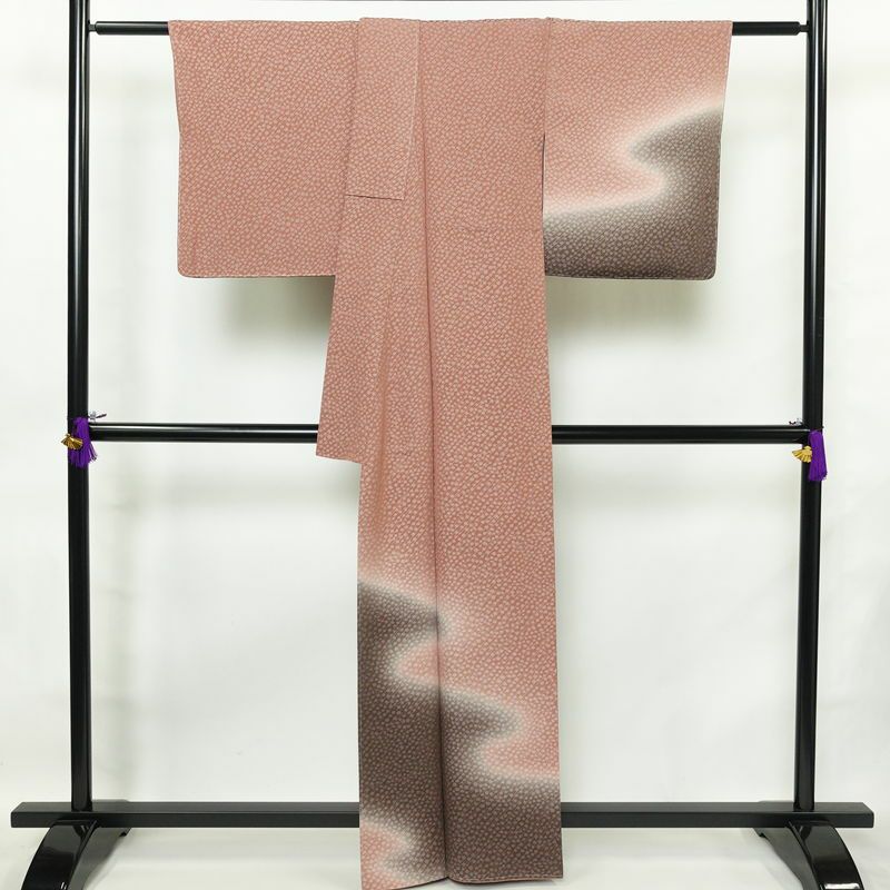 付け下げ 良品 しつけ糸付き 一つ紋付き 正絹 その他の柄 袷仕立て 身丈161.5cm 裄丈68cm フォーマル 着物 くすみピンク ぼかし ピンク_画像2