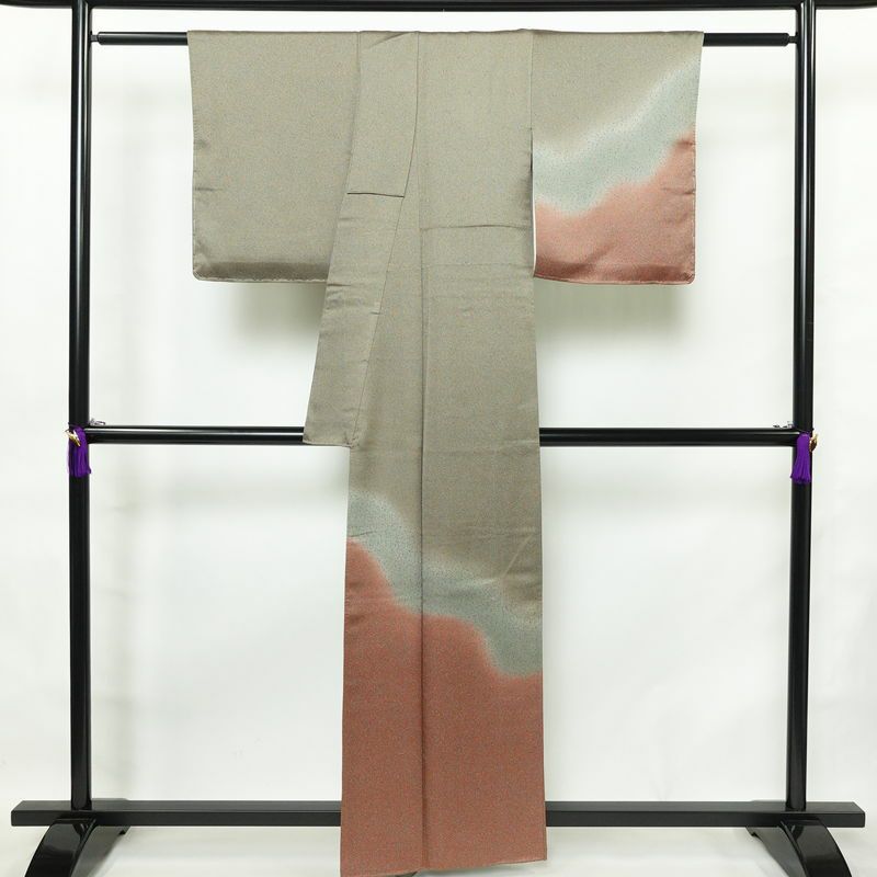 付け下げ 美品 綸子 正絹 その他の柄 袷仕立て 身丈159.5cm 裄丈65cm 一部しつけ糸付き 共八掛 フォーマル 着物 緑・うぐいす色_画像2