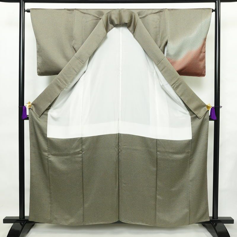 付け下げ 美品 綸子 正絹 その他の柄 袷仕立て 身丈159.5cm 裄丈65cm 一部しつけ糸付き 共八掛 フォーマル 着物 緑・うぐいす色_画像3