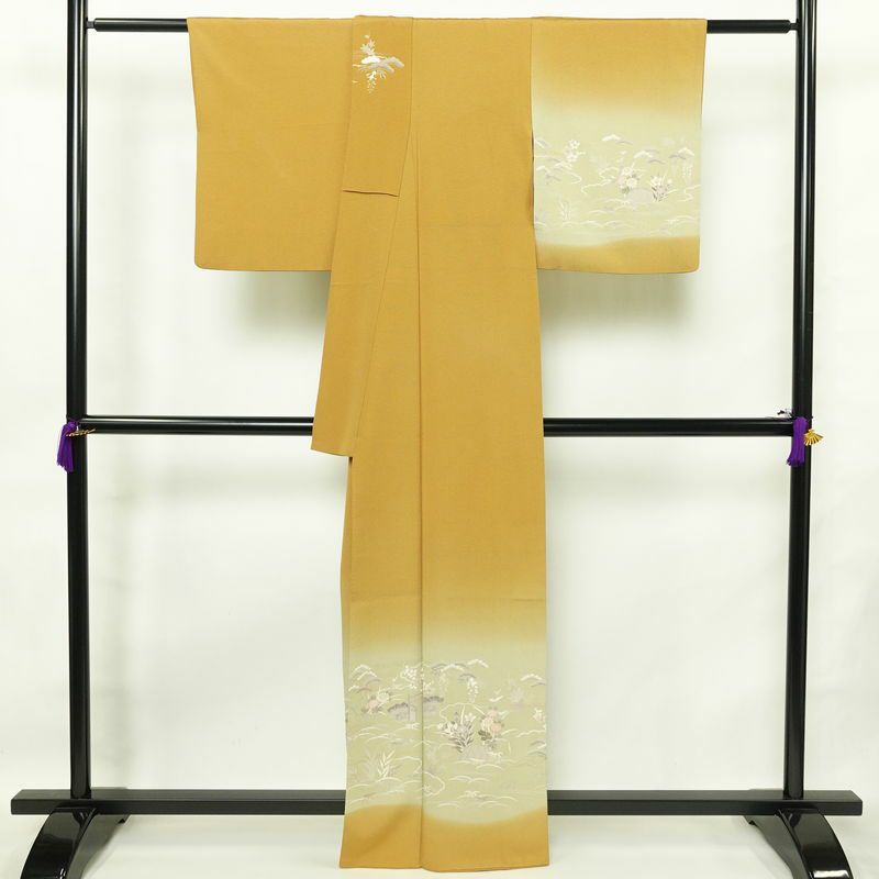 訪問着 良品 縮緬 一つ紋付き 正絹 古典柄 袷仕立て 身丈162cm 裄丈65.5cm 箔 共八掛 フォーマル 着物 黄・黄土色_画像2