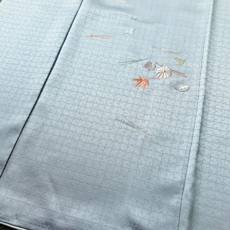 訪問着 綸子 正絹 木の葉・植物柄 袷仕立て 身丈163cm 裄丈67cm 刺繍 フォーマル ぼかし 菊 桜 紅葉 着物 共八掛 青・紺_画像4