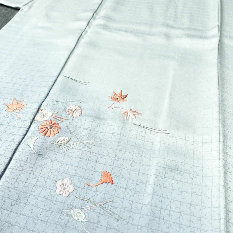 訪問着 綸子 正絹 木の葉・植物柄 袷仕立て 身丈163cm 裄丈67cm 刺繍 フォーマル ぼかし 菊 桜 紅葉 着物 共八掛 青・紺_画像5