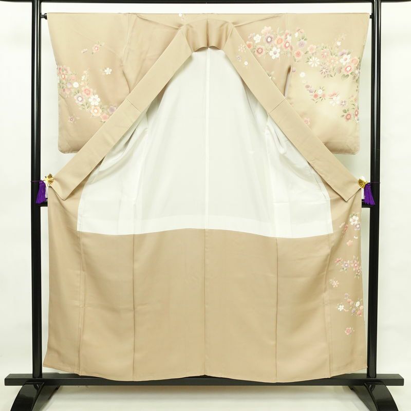 訪問着 しつけ糸付き 金駒刺繍 一つ紋付き 正絹 花柄 袷仕立て 身丈158cm 裄丈66.5cm 箔 金彩 フォーマル 着物 ベージュ_画像3
