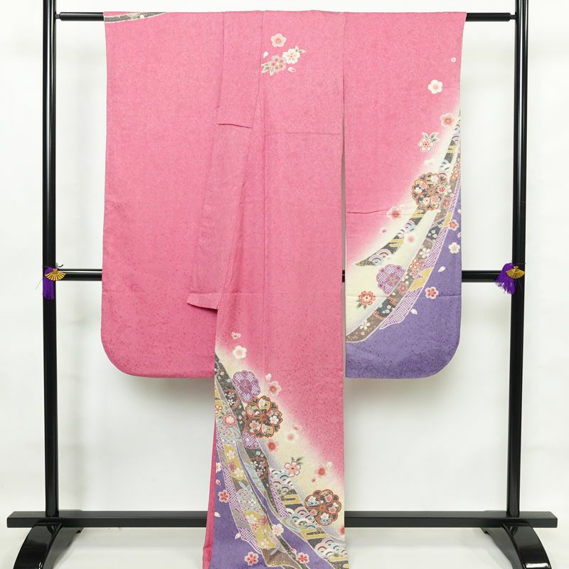 振袖 良品 正絹 花柄 袷仕立て 身丈166.5cm 裄丈69.5cm 箔 金彩 着物 成人式 二十歳の集い ピンク_画像2