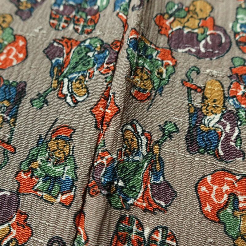 小紋 七福神 縮緬 総柄 正絹 人物・動物柄 袷仕立て 身丈158.5cm 裄丈63.5cm 一部しつけ糸付き 着物 グレー_画像8