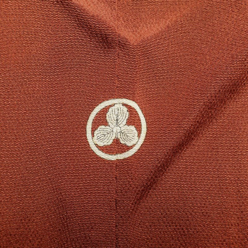 色無地 松尾光琳 縮緬 しつけ糸付き 一つ紋付き 正絹 無地 袷仕立て 身丈160cm 裄丈66cm 箔 フォーマル 着物 柄八掛 茶_画像9