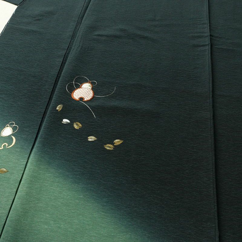 付け下げ 良品 落款入り しつけ糸付き 縮緬 ぼかし染め 正絹 古典柄 袷仕立て 身丈165cm 裄丈69.5cm 刺繍 金糸 フォーマル 着物 緑・うぐいす色_画像5