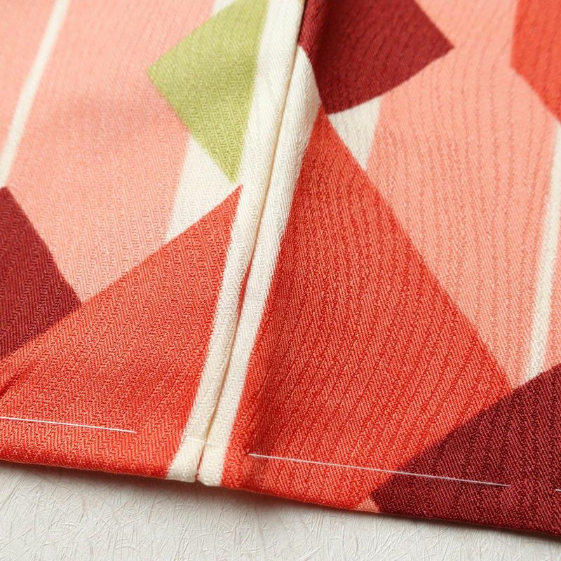 二尺袖・小振袖 美品 しつけ糸付き ポリエステル 幾何学柄・抽象柄 袷仕立て 身丈112cm 裄丈69.5cm 多色使い_画像11