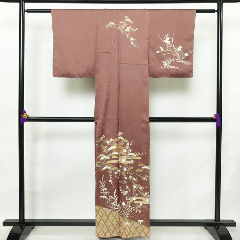 訪問着 良品 しつけ糸付き 金駒刺繍 綸子 一つ紋付き 正絹 古典柄 袷仕立て 身丈159.5cm 裄丈65.5cm 箔 共八掛 金彩 フォーマル 着物 小豆・エンジ_画像2