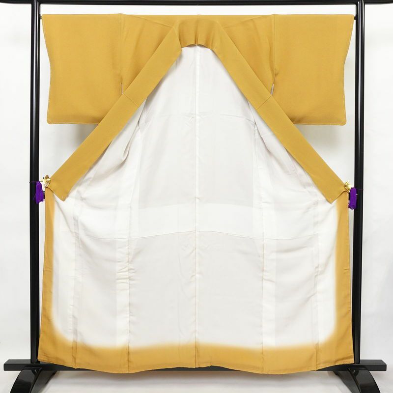 色無地 良品 しつけ糸付き 縮緬 一つ紋付き 正絹 無地 袷仕立て 身丈159cm 裄丈67cm 着物 黄・黄土色_画像3