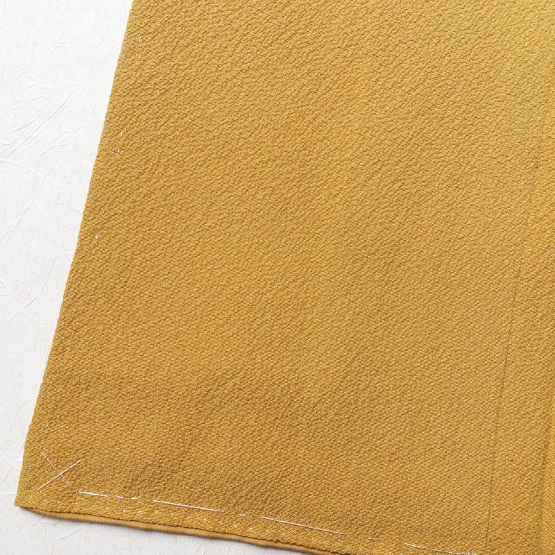 色無地 良品 しつけ糸付き 縮緬 一つ紋付き 正絹 無地 袷仕立て 身丈159cm 裄丈67cm 着物 黄・黄土色_画像11