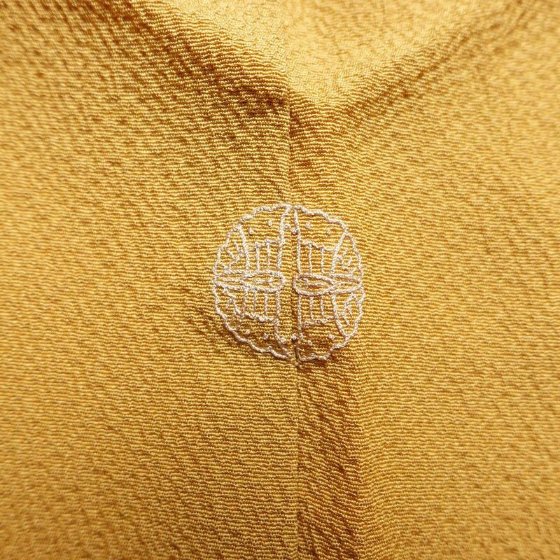 色無地 良品 しつけ糸付き 縮緬 一つ紋付き 正絹 無地 袷仕立て 身丈159cm 裄丈67cm 着物 黄・黄土色_画像13