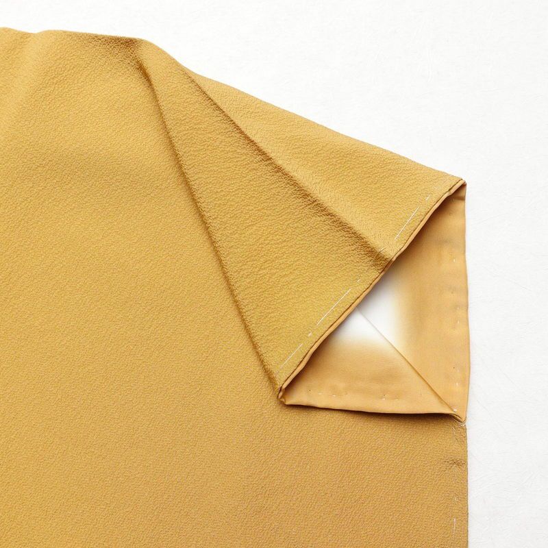 色無地 良品 しつけ糸付き 縮緬 一つ紋付き 正絹 無地 袷仕立て 身丈159cm 裄丈67cm 着物 黄・黄土色_画像15