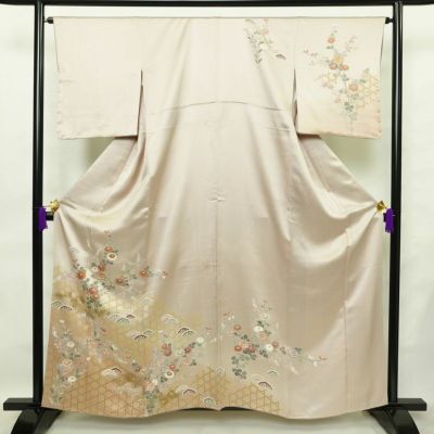 訪問着 良品 綸子 正絹 古典柄 袷仕立て 身丈159.5cm 裄丈65.5cm 箔 一部しつけ糸付き 金彩 フォーマル 着物 菊 薄柿色 小豆・エンジ