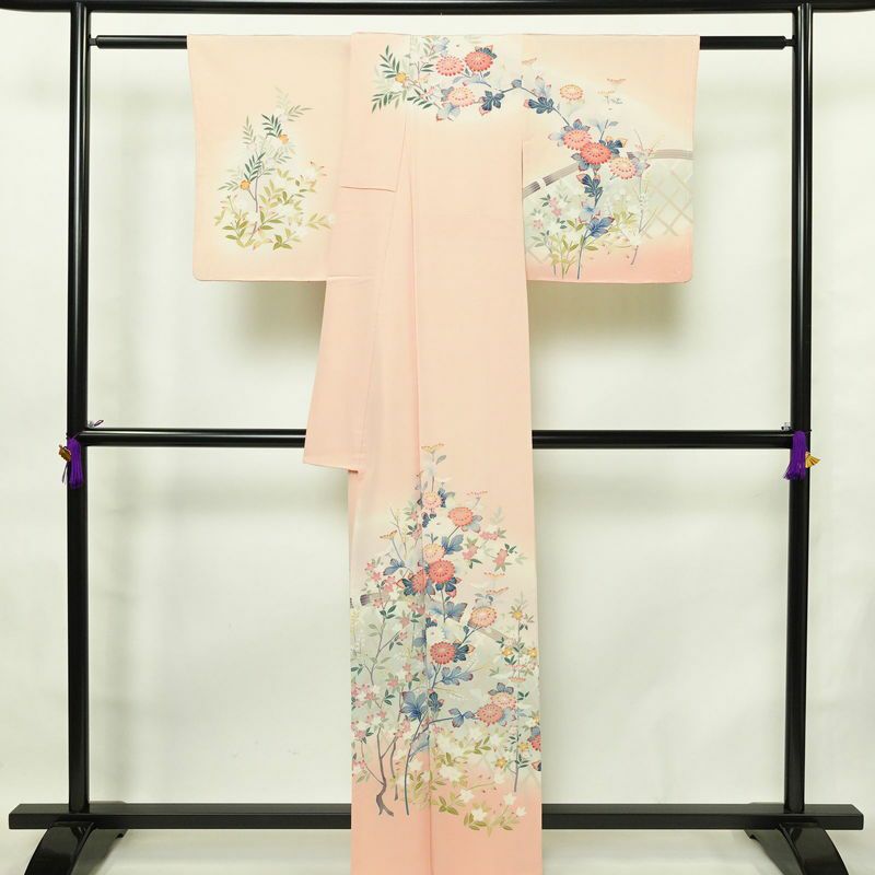 訪問着 落款入り しつけ糸付き 縮緬 フォーマル用 正絹 花柄 袷仕立て 身丈160cm 裄丈65cm 箔 共八掛 金彩 着物 ピンク_画像2