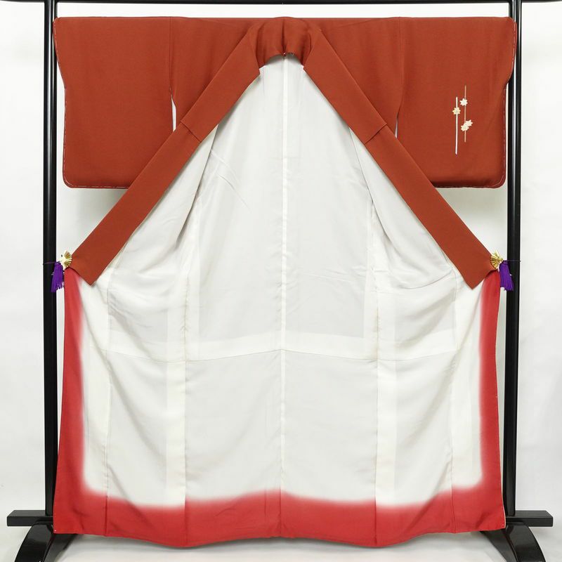 付け下げ 良品 しつけ糸付き 縮緬 正絹 古典柄 袷仕立て 身丈164cm 裄丈70cm 箔 刺繍 フォーマル 着物 松 紅葉 赤・朱_画像3