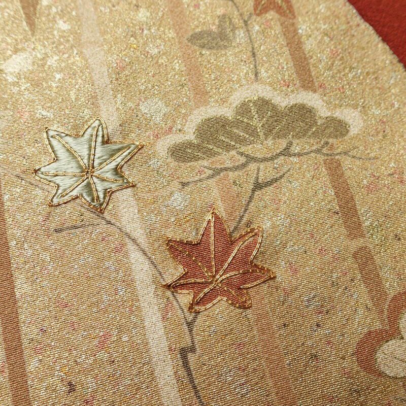 付け下げ 良品 しつけ糸付き 縮緬 正絹 古典柄 袷仕立て 身丈164cm 裄丈70cm 箔 刺繍 フォーマル 着物 松 紅葉 赤・朱_画像6
