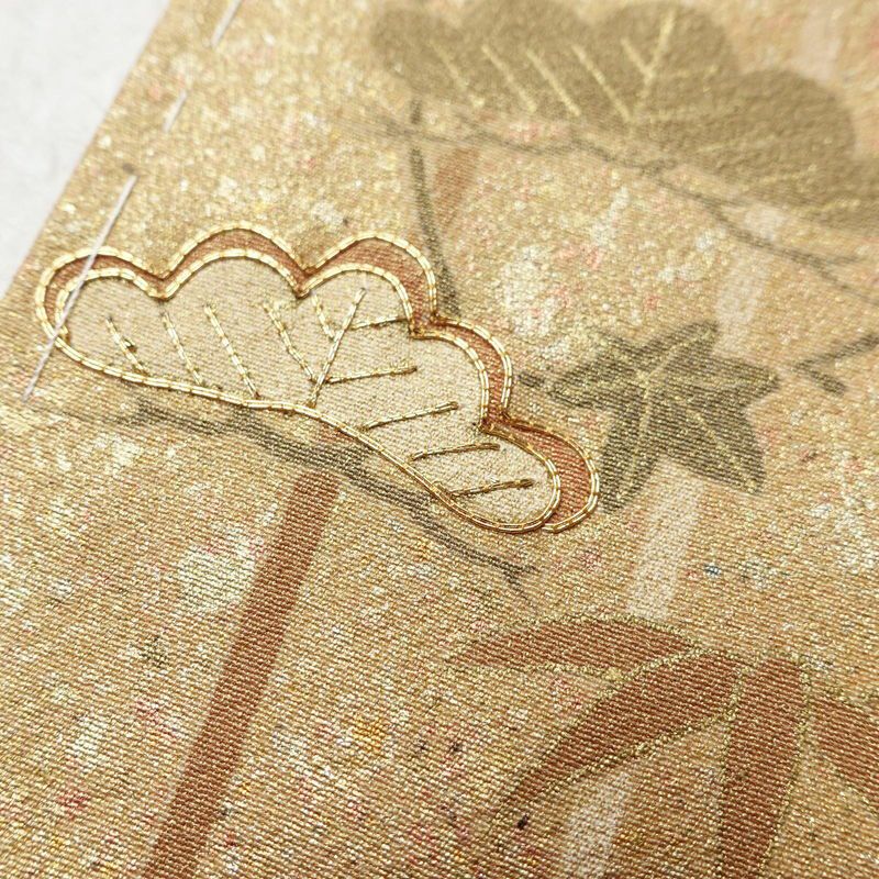 付け下げ 良品 しつけ糸付き 縮緬 正絹 古典柄 袷仕立て 身丈164cm 裄丈70cm 箔 刺繍 フォーマル 着物 松 紅葉 赤・朱_画像7