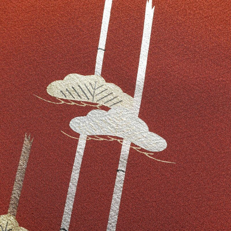 付け下げ 良品 しつけ糸付き 縮緬 正絹 古典柄 袷仕立て 身丈164cm 裄丈70cm 箔 刺繍 フォーマル 着物 松 紅葉 赤・朱_画像12