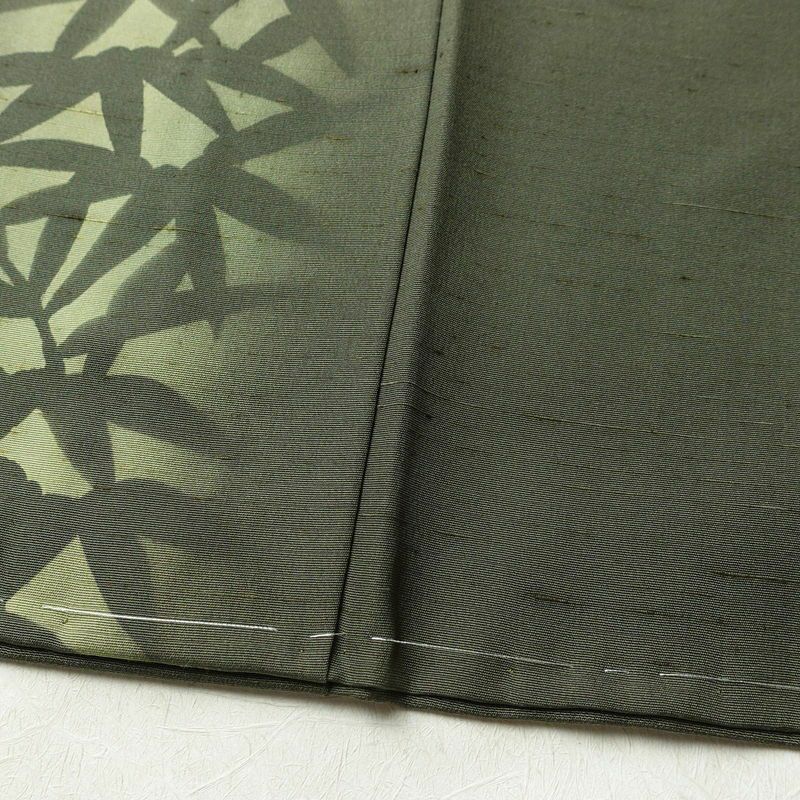 付け下げ 峰山和生 落款入り しつけ糸付き 正絹 木の葉・植物柄 袷仕立て 身丈158.5cm 裄丈64.5cm フォーマル 着物 緑・うぐいす色_画像10