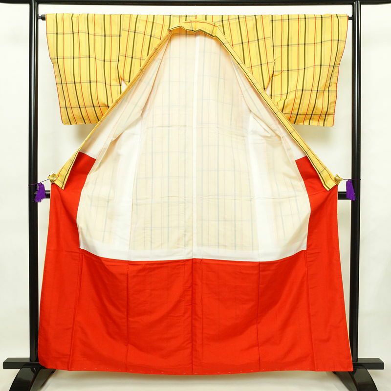 紬 しつけ糸付き ポリエステル チェック・格子柄 袷仕立て 身丈161cm 裄丈66.5cm 着物 黄・黄土色_画像3