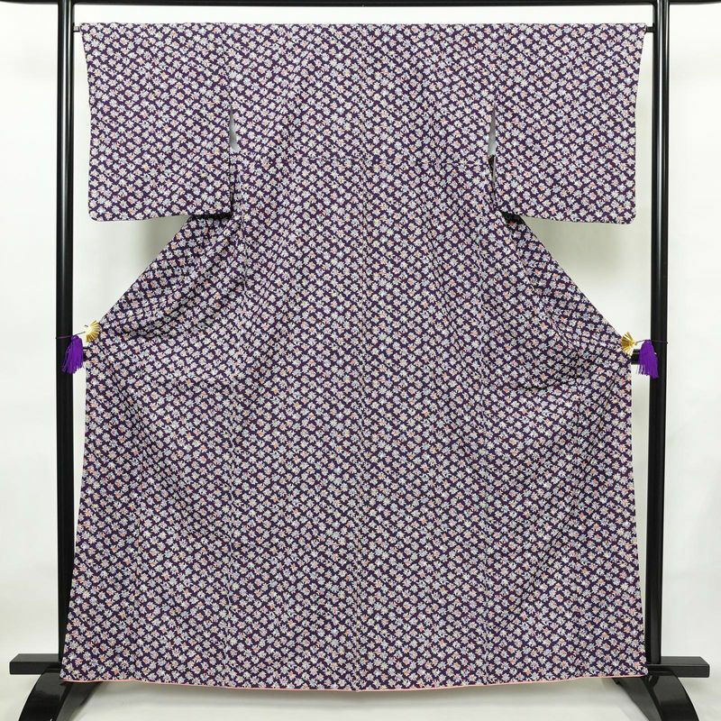 小紋 良品 縮緬 総柄 ポリエステル 花柄 袷仕立て 身丈162cm 裄丈66.5cm 着物 紫・藤色_画像1