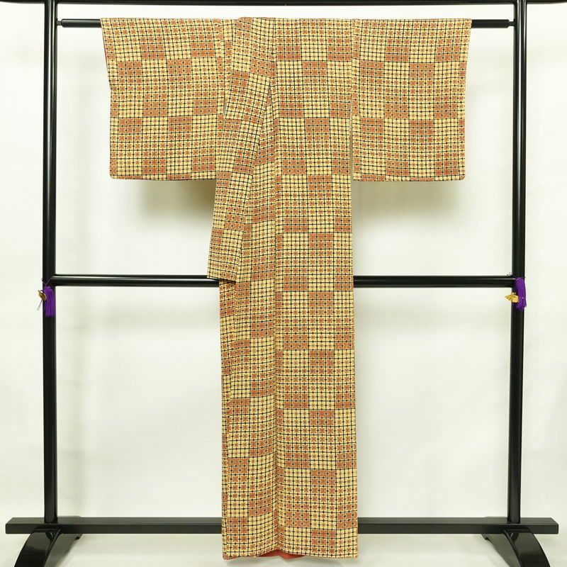 小紋 良品 縮緬 総柄 正絹 花柄 袷仕立て 身丈158.5cm 裄丈67cm 一部しつけ糸付き レトロ 着物 黄・黄土色_画像2