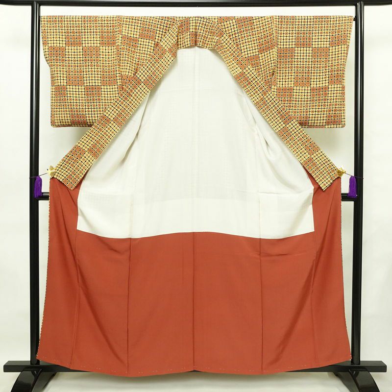 小紋 良品 縮緬 総柄 正絹 花柄 袷仕立て 身丈158.5cm 裄丈67cm 一部しつけ糸付き レトロ 着物 黄・黄土色_画像3