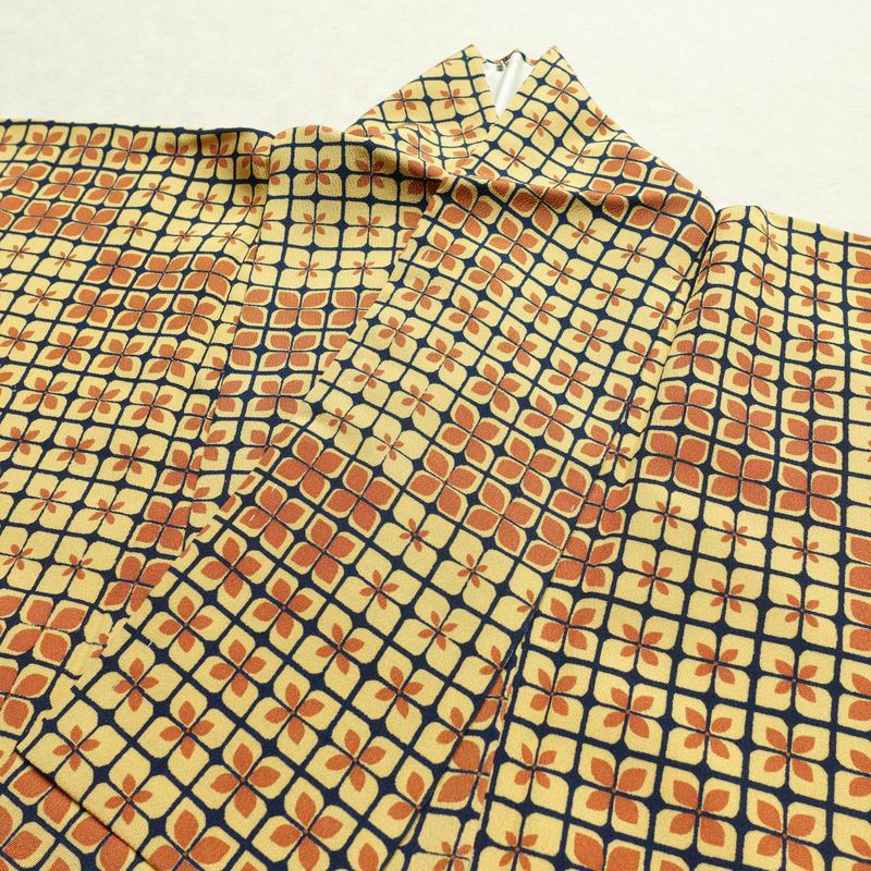 小紋 良品 縮緬 総柄 正絹 花柄 袷仕立て 身丈158.5cm 裄丈67cm 一部しつけ糸付き レトロ 着物 黄・黄土色_画像15