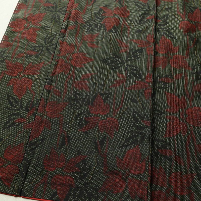 大島紬 良品 証紙なし 正絹 木の葉・植物柄 袷仕立て 身丈160.5cm 裄丈64cm 一部しつけ糸付き 着物 緑・うぐいす色_画像4